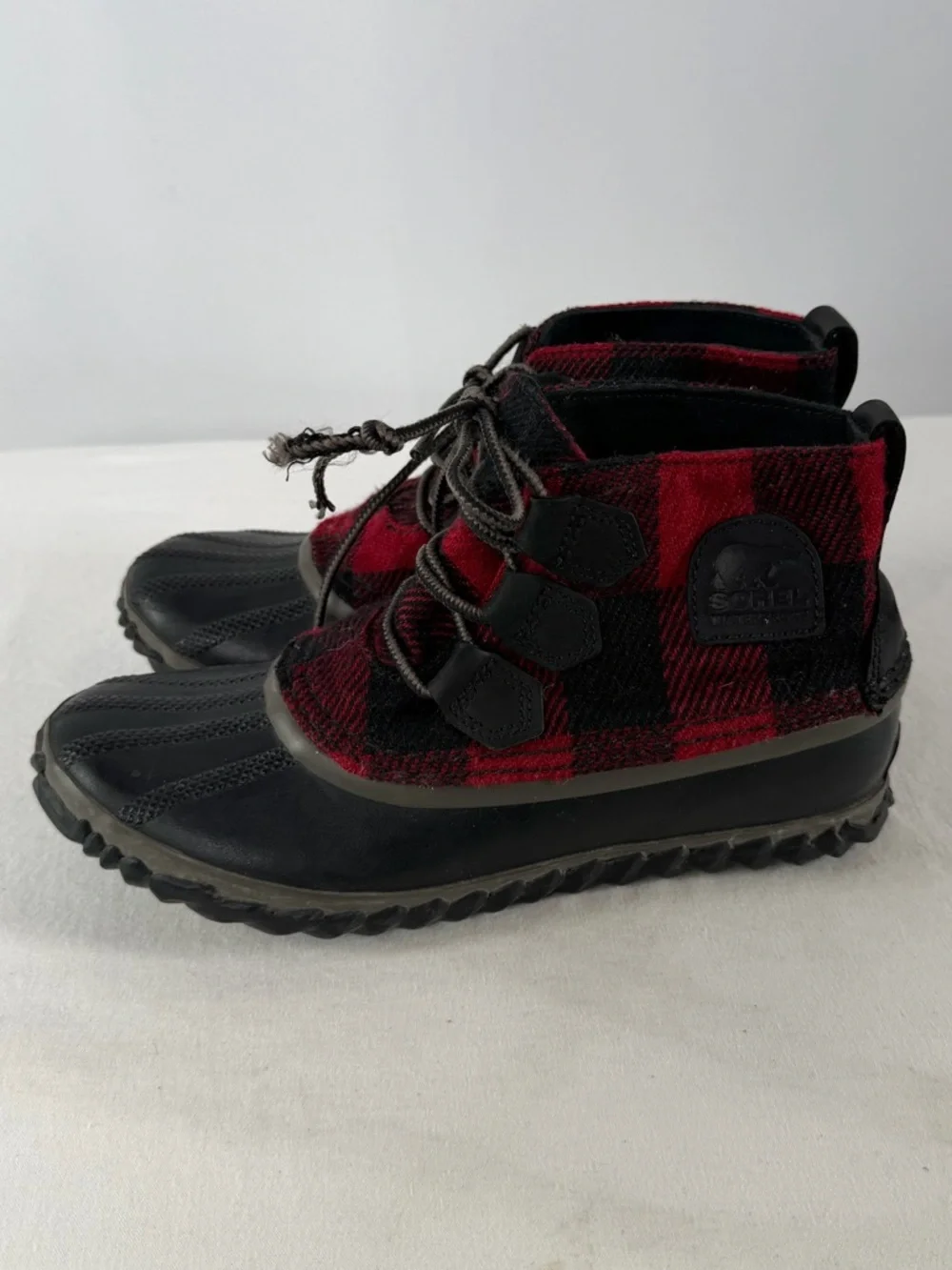 Sorel Out ‘n About Buffalo Plaid Waterproof Boots in Black Red Size‎ 6